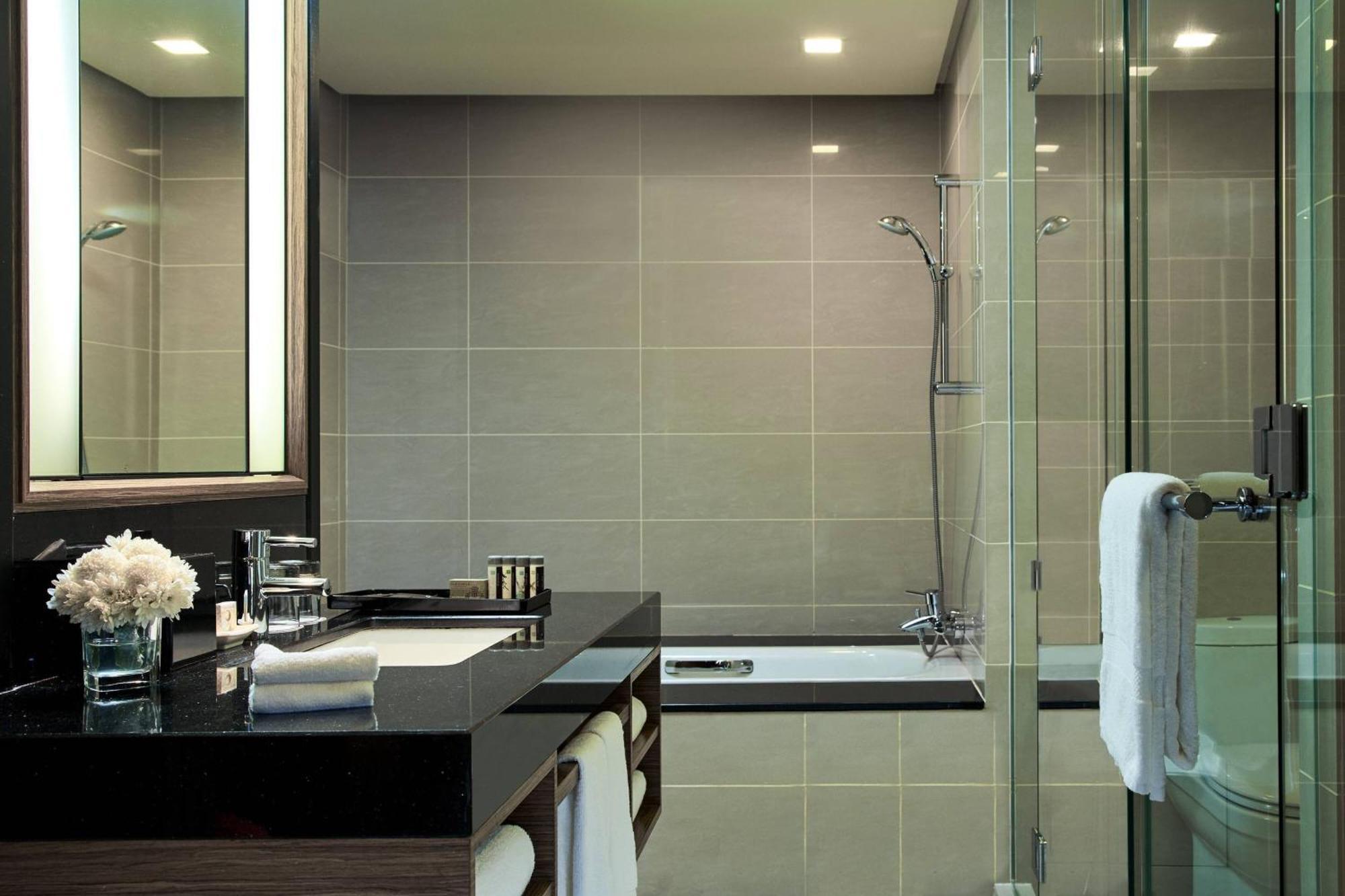 Renaissance Hotel 5*